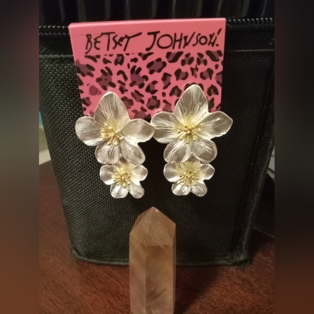 Betsey Johnson Flower earrings - Picture 1 of 3